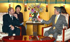 (2)Castro meets with Koizumi